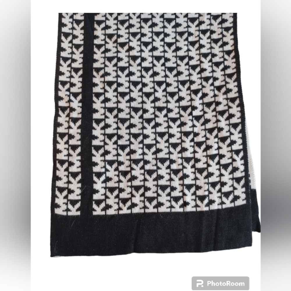 Michael Kors Logo Double-sided Scarf For Him Or Her